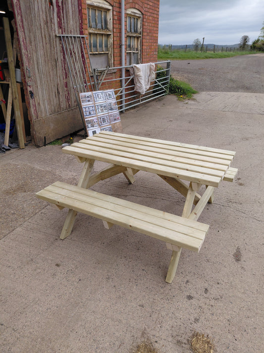 pub style picnic bench