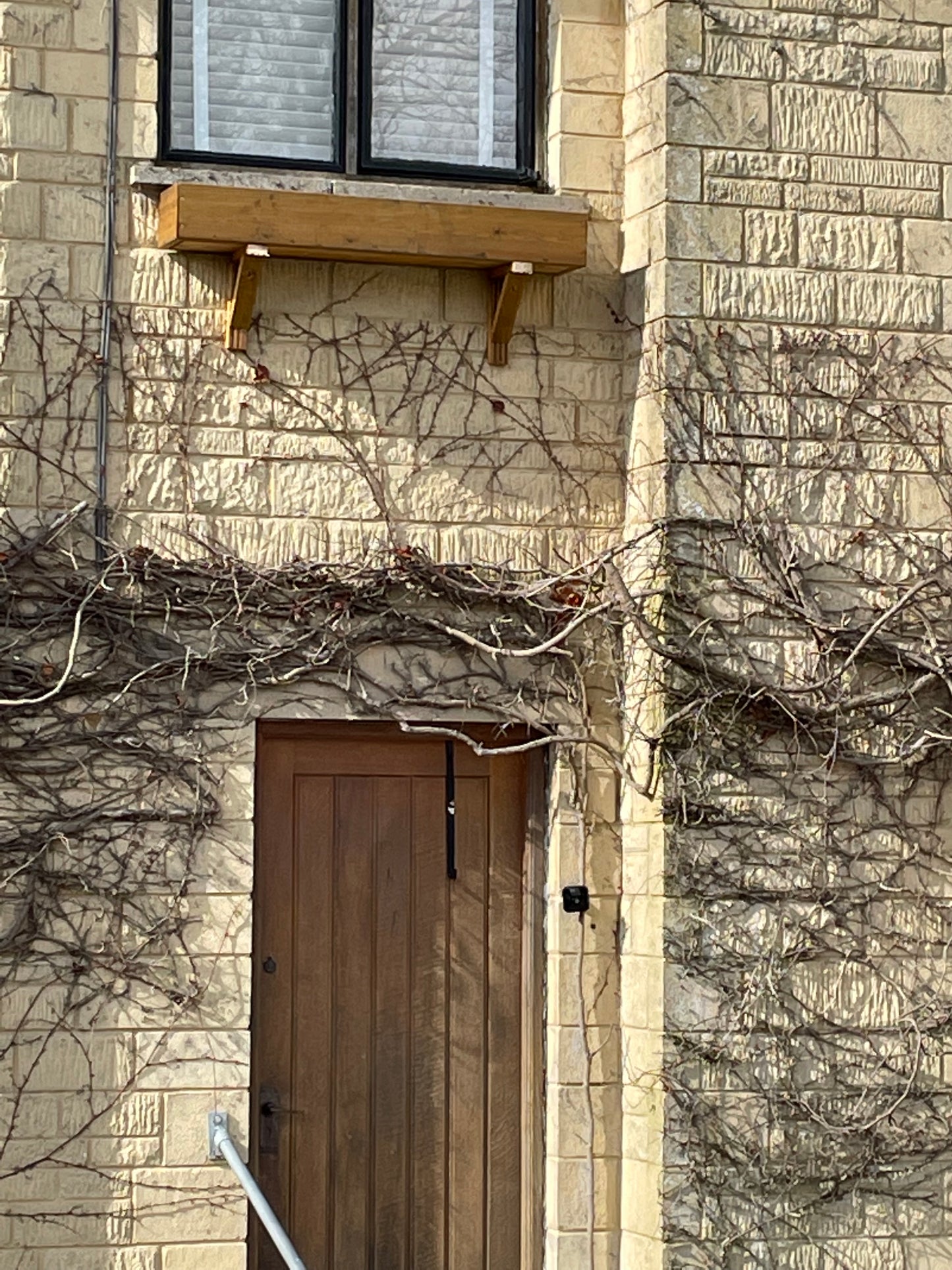 Window box with brackets